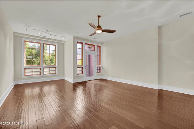 801 N 4th Street Apt 302, Wilmington, NC 28401