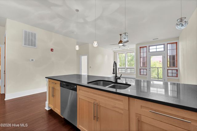 801 N 4th Street Apt 302, Wilmington, NC 28401