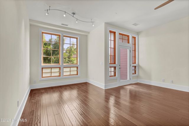 801 N 4th Street Apt 302, Wilmington, NC 28401