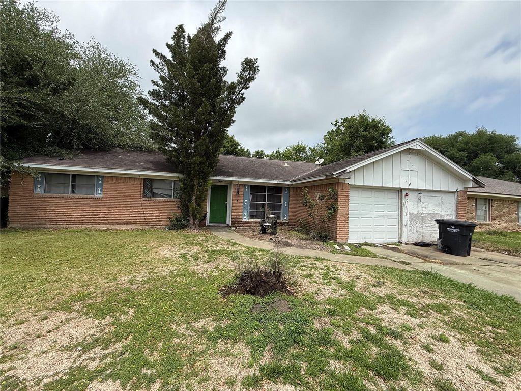 912 Midas Lane, Alvin, TX 77511