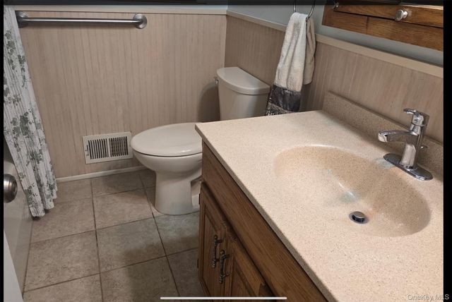 76 Harrisburg Street, Bay Shore, NY 11706