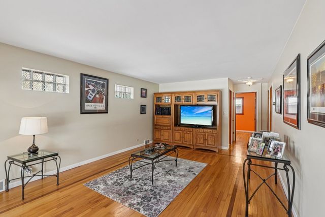 9219 S Spaulding Avenue, Evergreen Park, IL 60805