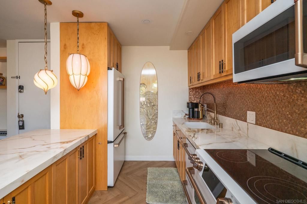 Image 11 of property listing at 727 Sapphire St 312, San Diego, CA 92109