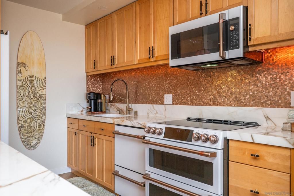 Image 12 of property listing at 727 Sapphire St 312, San Diego, CA 92109