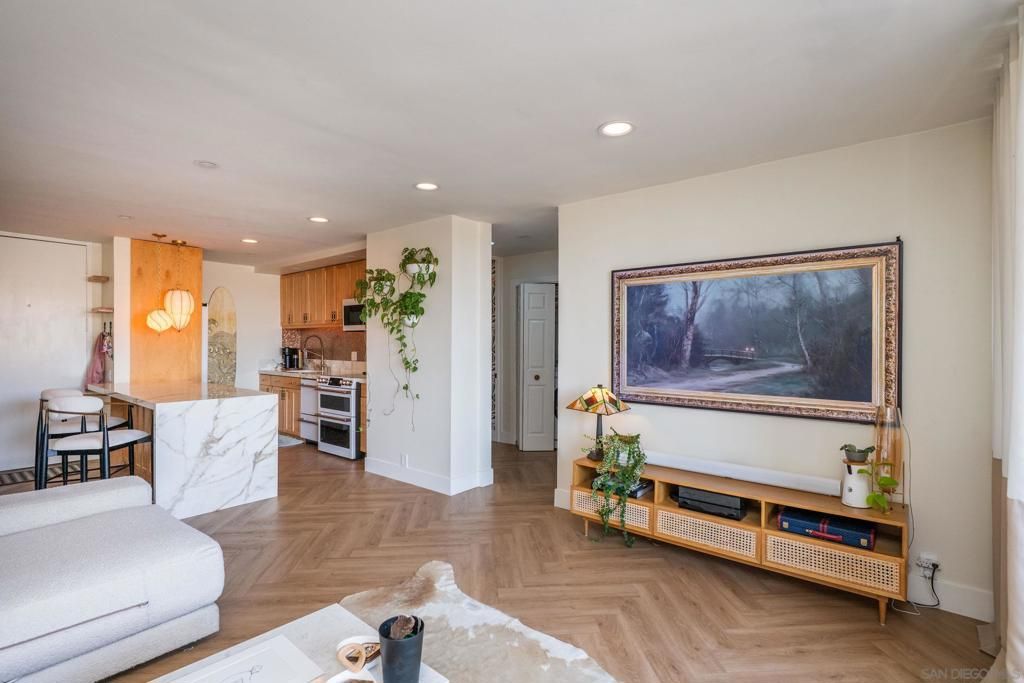 Image 13 of property listing at 727 Sapphire St 312, San Diego, CA 92109