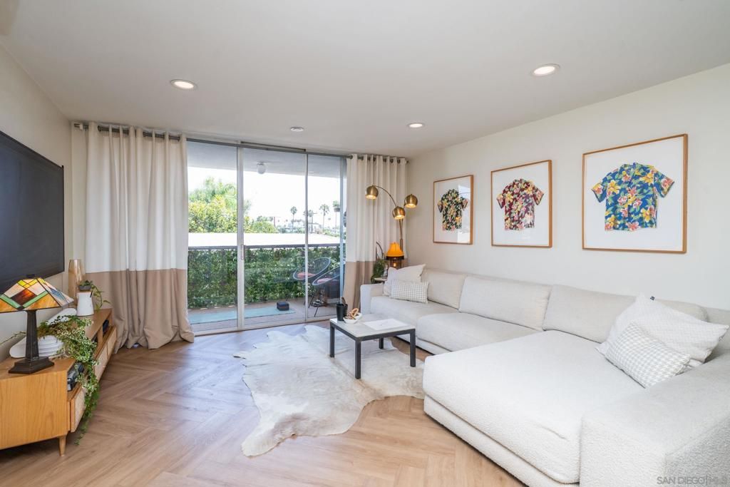 Image 3 of property listing at 727 Sapphire St 312, San Diego, CA 92109
