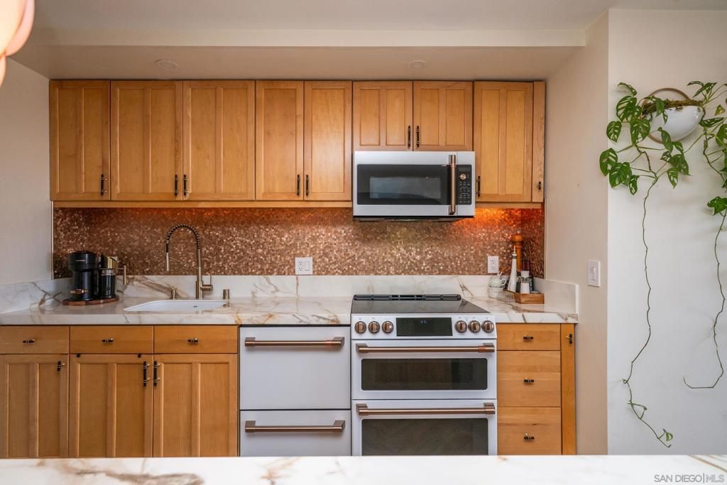 Image 7 of property listing at 727 Sapphire St 312, San Diego, CA 92109
