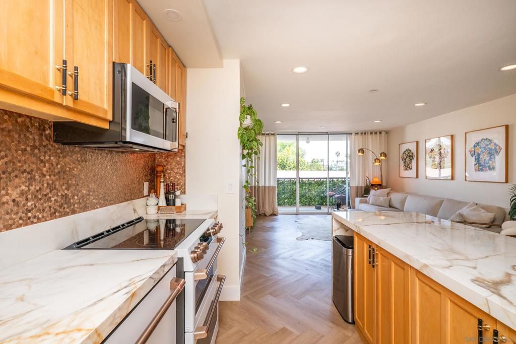 Image 9 of property listing at 727 Sapphire St 312, San Diego, CA 92109