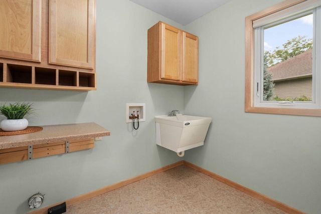 1716 Oakridge Court, Stoughton, WI 53589