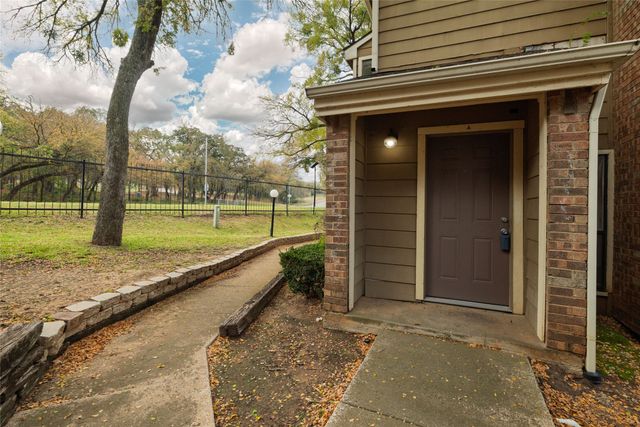 2104 Park Willow Lane A, Arlington, TX 76011