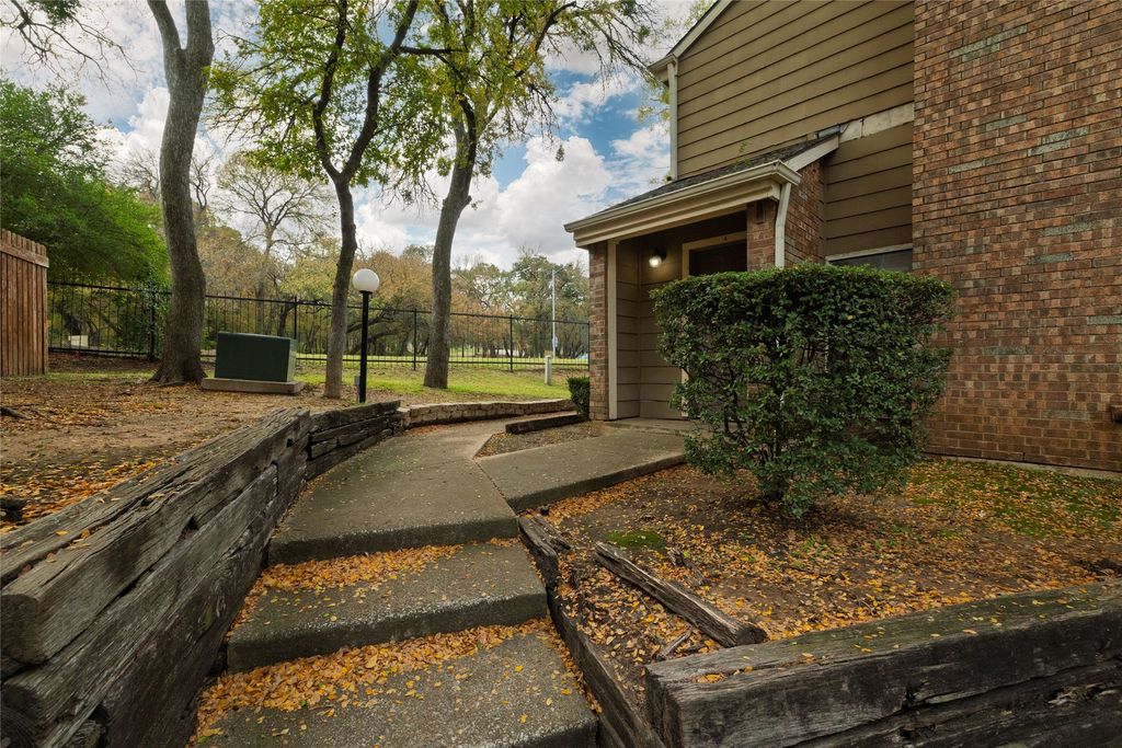 2104 Park Willow Lane A, Arlington, TX 76011