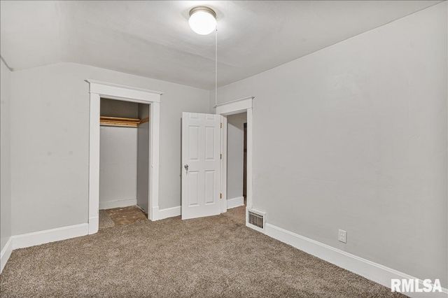 1220 COLLEGE Avenue, Davenport, IA 52803