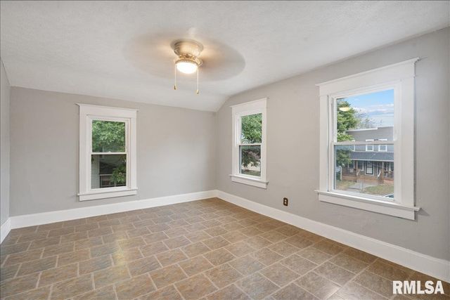 1220 COLLEGE Avenue, Davenport, IA 52803