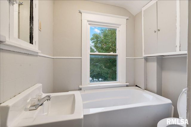 1220 COLLEGE Avenue, Davenport, IA 52803