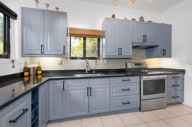 887 NE 145th St, North Miami, FL 33161