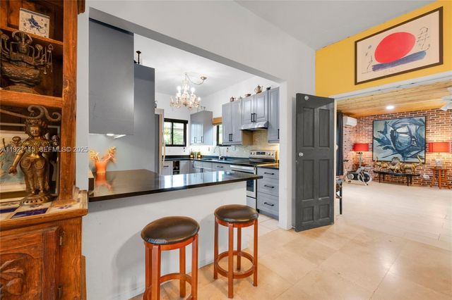 887 NE 145th St, North Miami, FL 33161