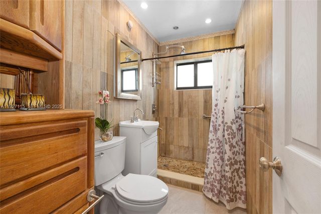 887 NE 145th St, North Miami, FL 33161