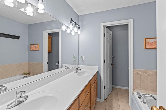 1301 NE 196TH Street, Smithville, MO 64089