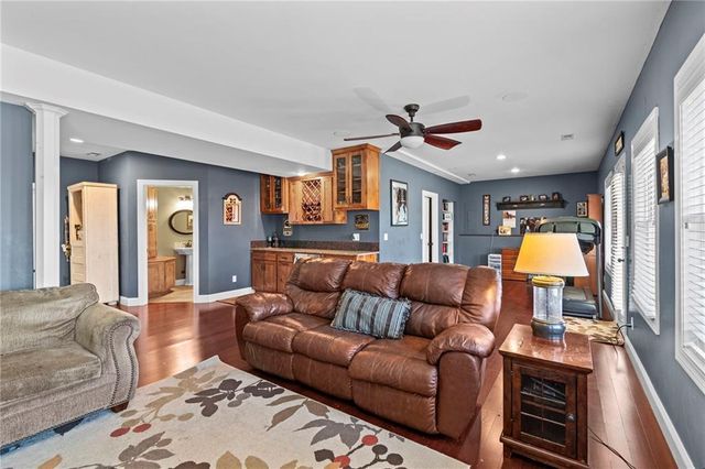 1301 NE 196TH Street, Smithville, MO 64089