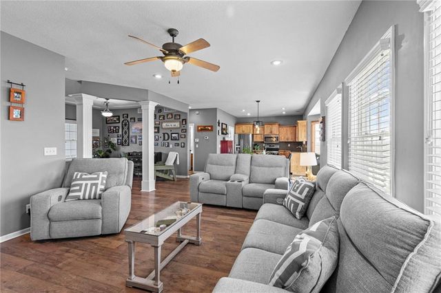 1301 NE 196TH Street, Smithville, MO 64089