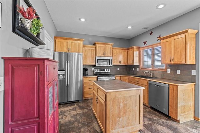 1301 NE 196TH Street, Smithville, MO 64089