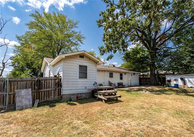 324 S Eastern Avenue, Gentry, AR 72734