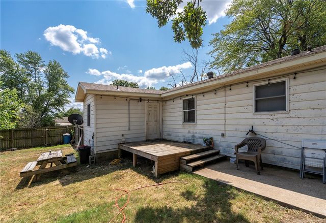 324 S Eastern Avenue, Gentry, AR 72734