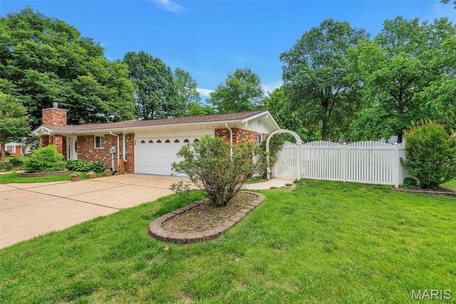 1010 Dovergate Drive, Kirkwood, MO 63122