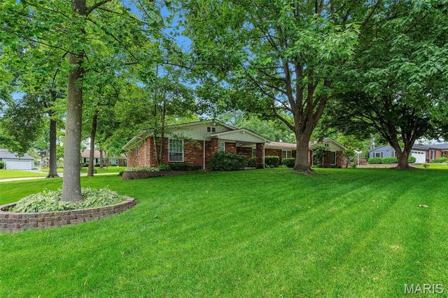 1010 Dovergate Drive, Kirkwood, MO 63122