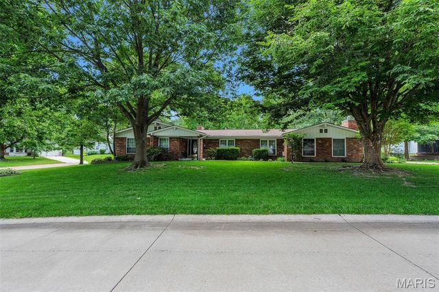 1010 Dovergate Drive, Kirkwood, MO 63122