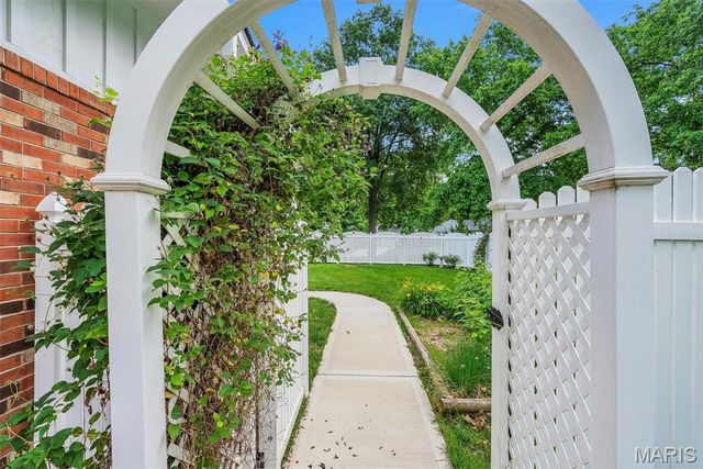 1010 Dovergate Drive, Kirkwood, MO 63122