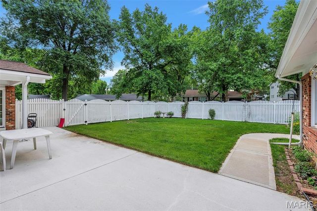 1010 Dovergate Drive, Kirkwood, MO 63122