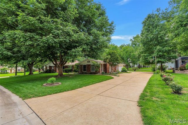 1010 Dovergate Drive, Kirkwood, MO 63122