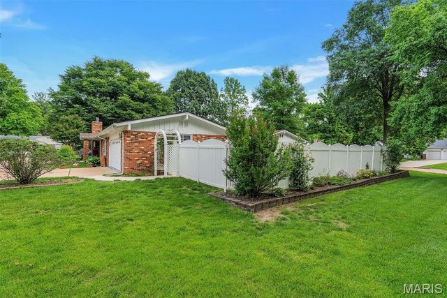 1010 Dovergate Drive, Kirkwood, MO 63122