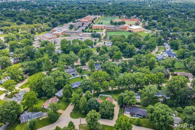 1010 Dovergate Drive, Kirkwood, MO 63122