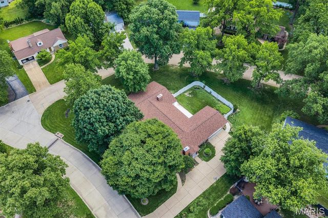 1010 Dovergate Drive, Kirkwood, MO 63122