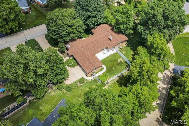 1010 Dovergate Drive, Kirkwood, MO 63122