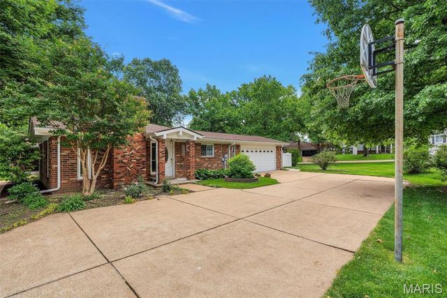 1010 Dovergate Drive, Kirkwood, MO 63122