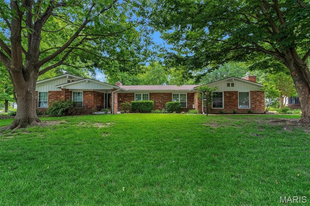 1010 Dovergate Drive, Kirkwood, MO 63122