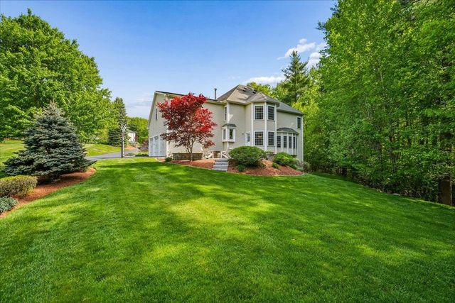22 Elizabeth Way, Bedford, NH 03110