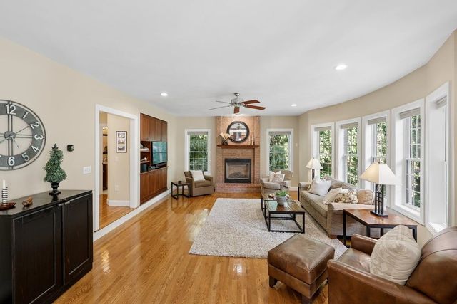 22 Elizabeth Way, Bedford, NH 03110