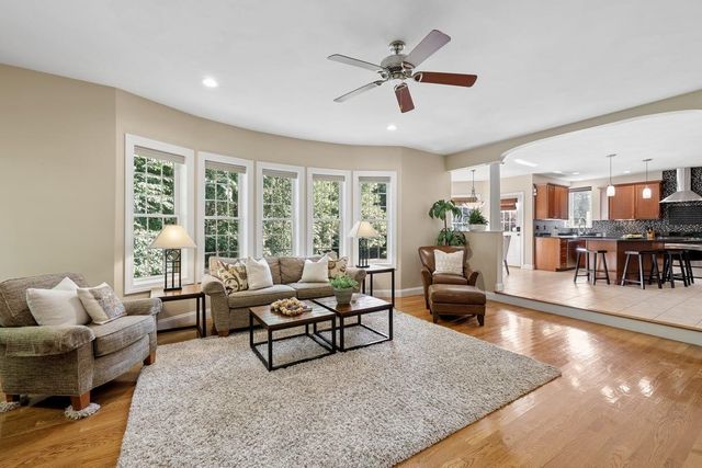 22 Elizabeth Way, Bedford, NH 03110