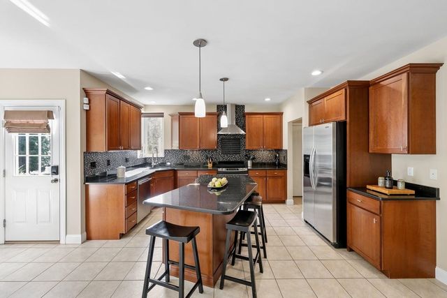 22 Elizabeth Way, Bedford, NH 03110
