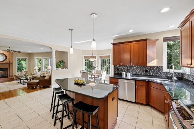 22 Elizabeth Way, Bedford, NH 03110