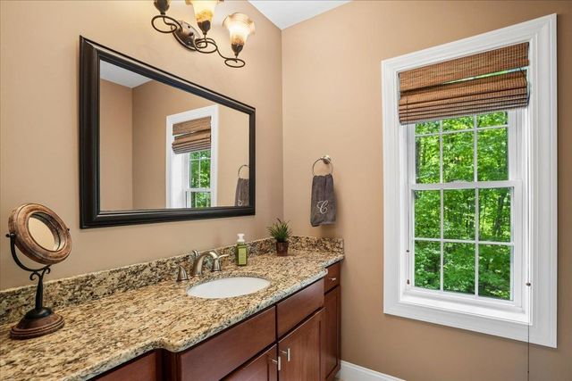 22 Elizabeth Way, Bedford, NH 03110