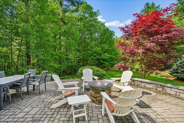 22 Elizabeth Way, Bedford, NH 03110