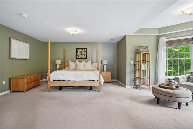 22 Elizabeth Way, Bedford, NH 03110