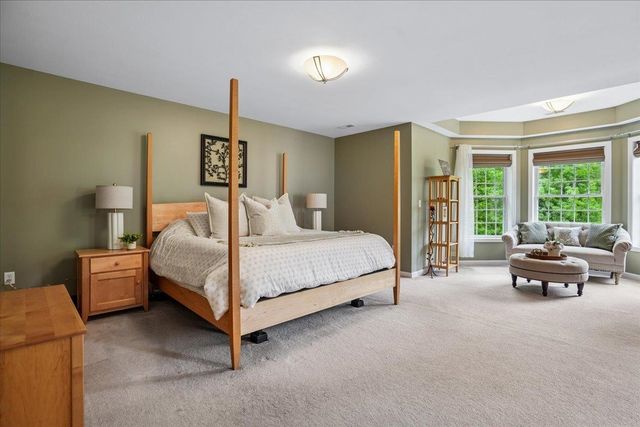 22 Elizabeth Way, Bedford, NH 03110