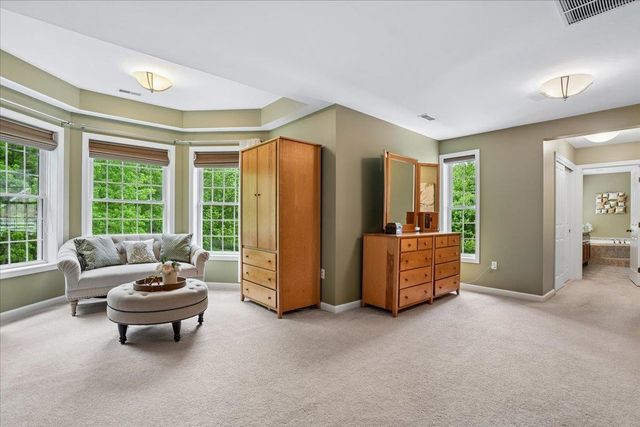 22 Elizabeth Way, Bedford, NH 03110