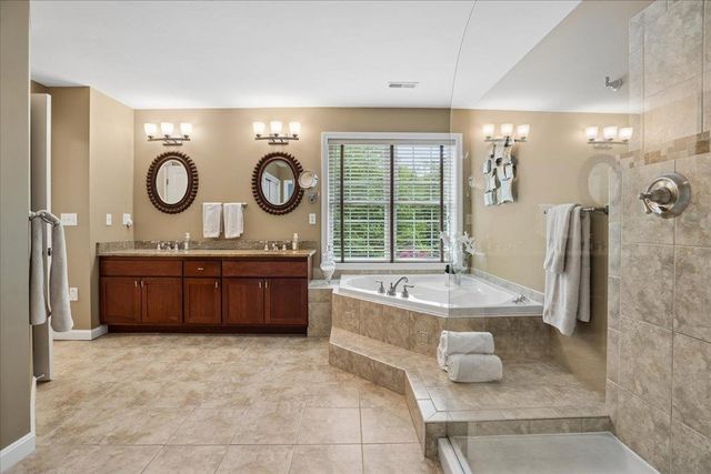 22 Elizabeth Way, Bedford, NH 03110
